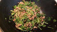 绿色食物香菜炒肉丝做法图解7)