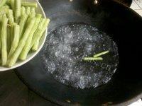 口感好的茄子炒豆角做法图解5)
