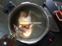 健康的天麻核桃枸杞鸡汤做法图解8)