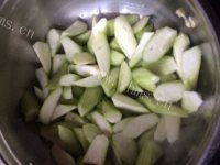 质嫩爽口的丝瓜炒鸡蛋做法图解5)