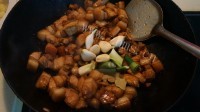 家常菜五花肉烧春笋做法图解8)