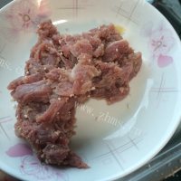 色泽不错的芹菜木耳炒肉片做法图解2)