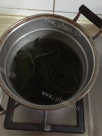 鲜美嫩滑的海带千张炖五花做法图解5)