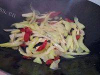 家常菜芹菜炒腊肠做法图解5)