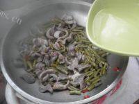 开胃的酸豆角炒鸡胗做法图解8)