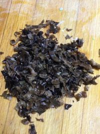 美味可口的三鲜小肉包做法图解5)