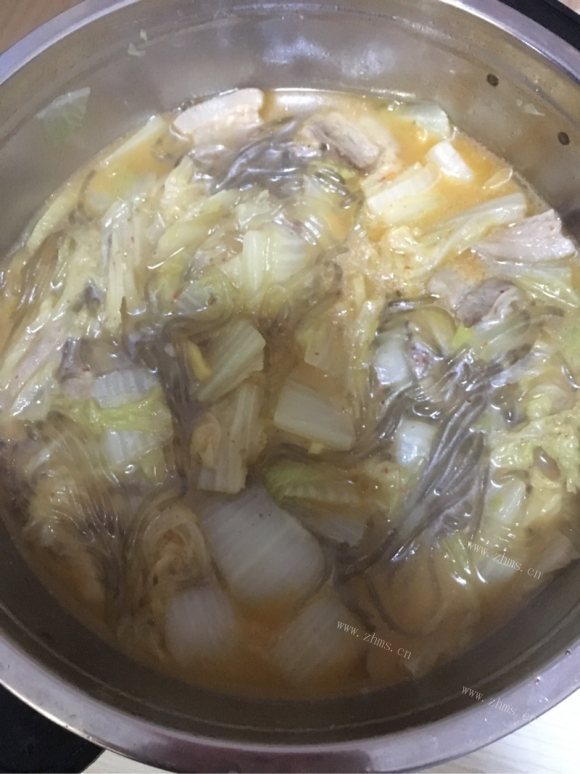 色泽鲜亮的猪肉白菜炖粉条
