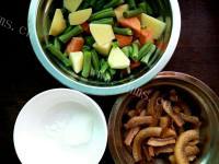 家常菜肉皮炖豆角做法图解1)