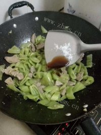 家常菜猪肝炒辣椒做法图解7)
