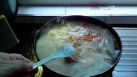 美味鸡腿虾干罗卜汤做法图解8)