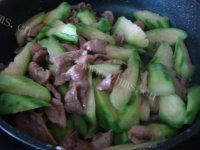 诱人的肉片炒丝瓜做法图解9)