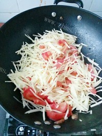 家常菜西红柿炒土豆做法图解4)