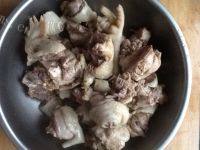 美味的香菇母鸡汤做法图解4)