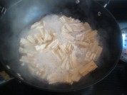 色味俱全的西芹拌腐竹做法图解2)