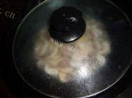 蘑菇炒肉做法图解8)