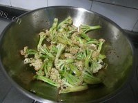 家常菜炒菜花做法图解6)