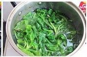 家常菜菠菜蛋皮拌粉丝做法图解3)