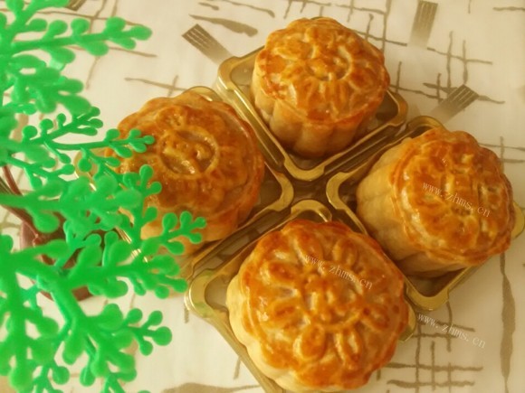 色泽鲜亮的莲蓉月饼