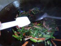 口感好的蒜薹炒肉做法图解7)