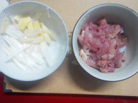 美味的糖醋里脊肉条做法图解2)