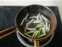 美味的上海葱油拌面做法图解3)