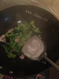 香气浓郁的西兰花炒肉做法图解8)
