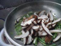 家常菜芹菜炒香菇做法图解4)