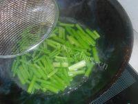 清爽的芹菜炒豆干做法图解4)