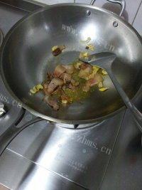 家常菜腊肉炒芹菜做法图解6)