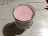 甜甜的草莓奶昔做法图解4)