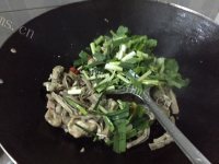 家常菜芹菜炒猪肚做法图解3)