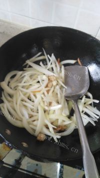 家常菜胡萝卜炒洋葱做法图解2)