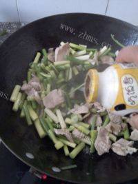#爱美食#蒜薹炒肉做法图解6)