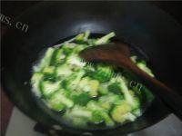 家常菜香菇炒西兰花做法图解5)