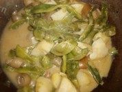 肉皮炖豆角做法图解3)