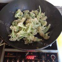 家常菜炒花菜做法图解3)