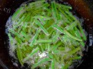 美味的茄子烧豆角做法图解2)