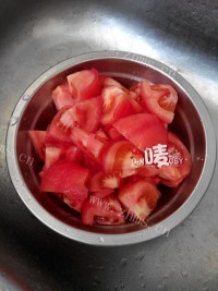 美味的番茄肉丸汤做法图解4)