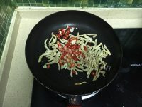 家常菜腊肉炒萝卜干做法图解5)