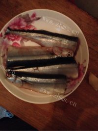 美味的香煎秋刀鱼做法图解1)