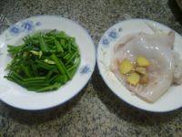 韭菜花炒鱿鱼做法图解1)