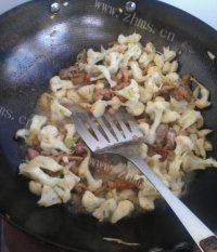 家常菜肉片炒菜花做法图解6)