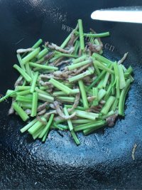热腾腾的芹菜炒肉做法图解7)