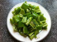 食欲满满的尖椒豆片炒肉做法图解3)