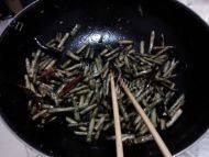 诱人的干煸豆角做法图解6)