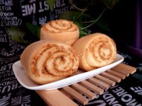 回味无穷的鱼松面包卷做法图解15)