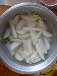美味的芋头排骨煲做法图解4)