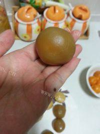 齿颊留香的广式莲蓉蛋黄月饼做法图解9)