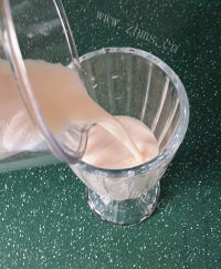 美味的哈蜜瓜酸奶昔做法图解5)