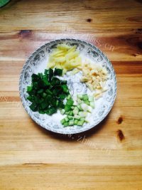 美味的辣炒脆骨做法图解3)